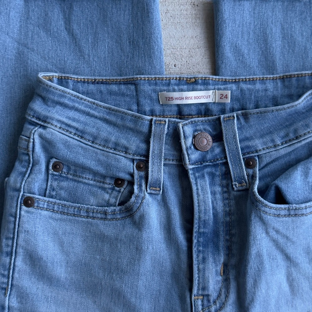 Levi's 725 High Rise Bootcut Women's Size 24 Light Wash Denim Raw Hem Western - Picture 2 of 7
